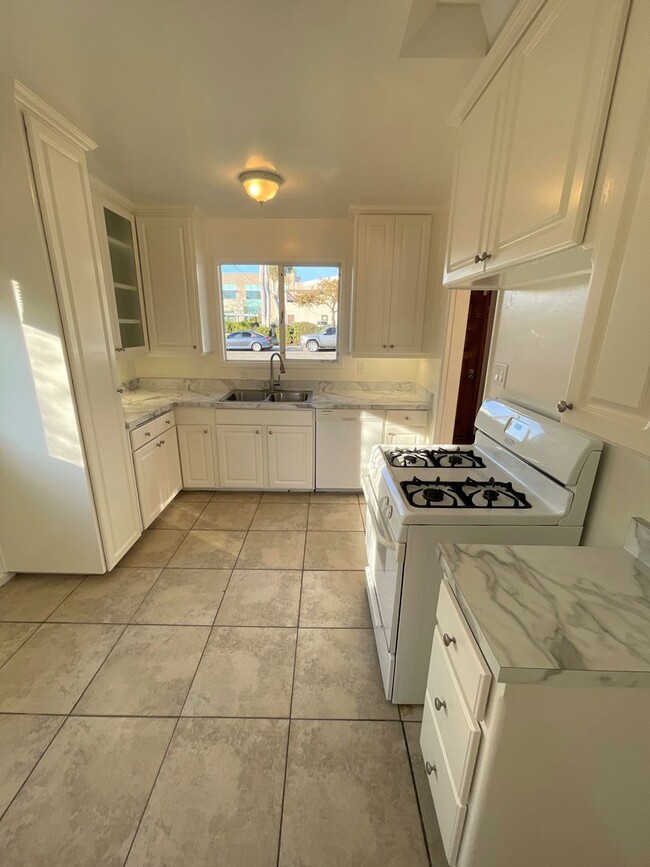 Building Photo - Central Ventura Home with Large Yard!