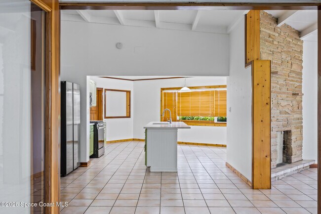 Building Photo - 485 N Shore Dr