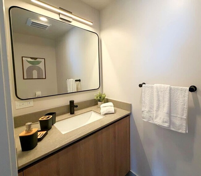 Building Photo - 121 NE 5th St