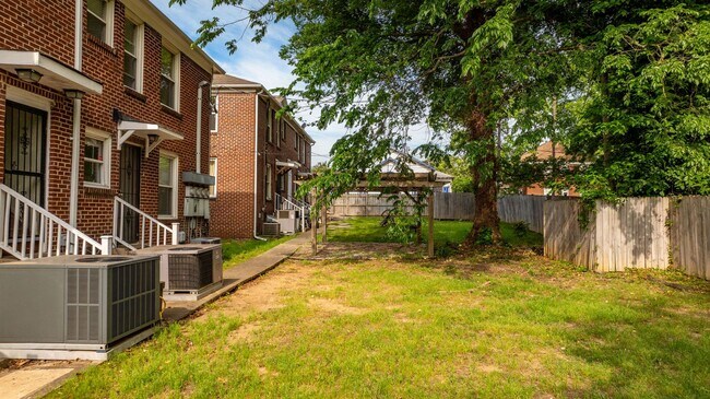 Building Photo - 1724 W 19th St