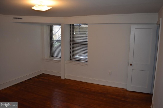 Building Photo - 900 Valley Rd