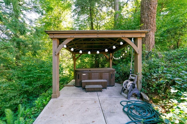 Building Photo - Luxurious Portland Heights home tucked away on a private street on nearly half an acre.