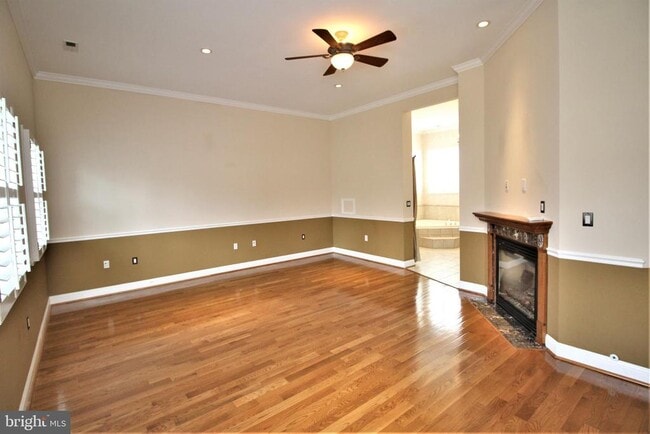 Building Photo - 5905 Lone Oak Dr