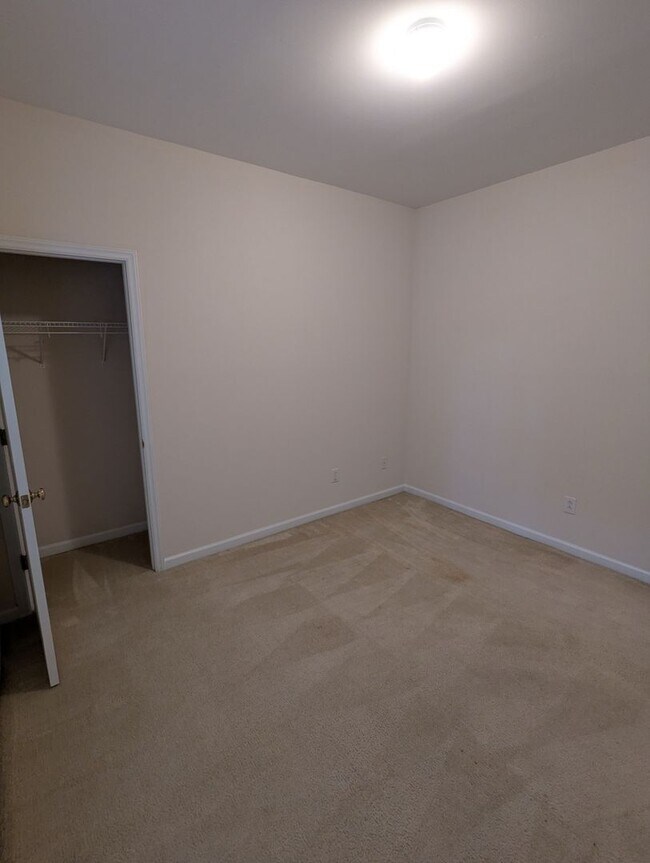 Building Photo - Spacious 4-Bedroom, 3-Bath Home in Parkside!