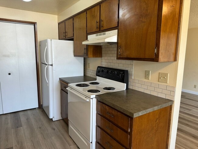 Building Photo - Lovely 2-bedroom/1-bathroom duplex with garage!