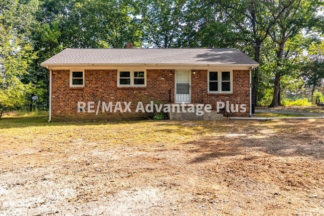 Building Photo - 3-Bedroom Home in Private Setting Minutes ...