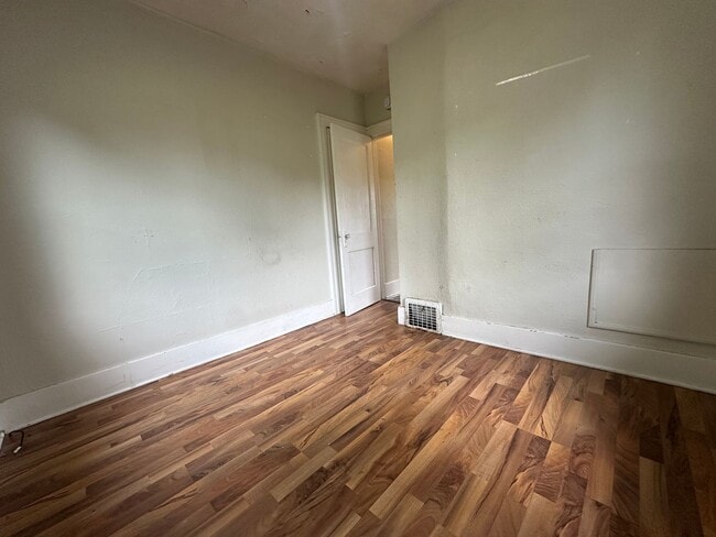 Building Photo - 2 bed, 1 bath home for rent in Waterloo
