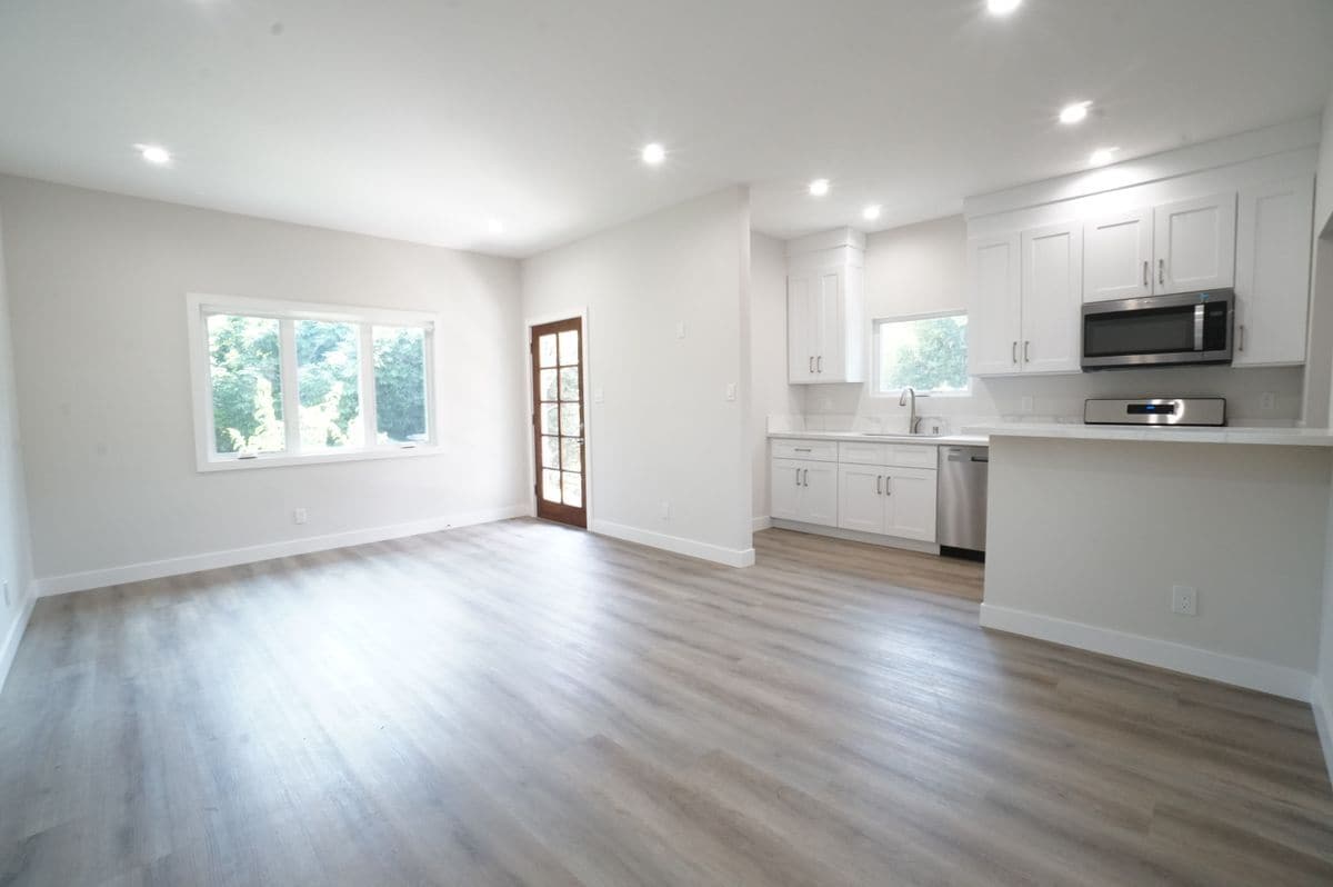 Building Photo - 6053 Selma Ave