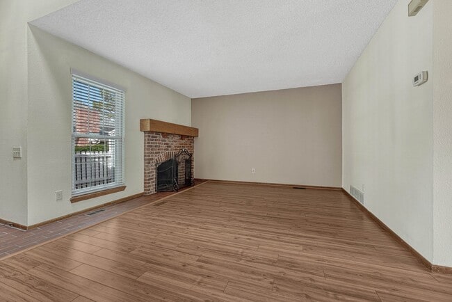 Building Photo - Move-In Ready Townhome with Garage & Great Amenities!