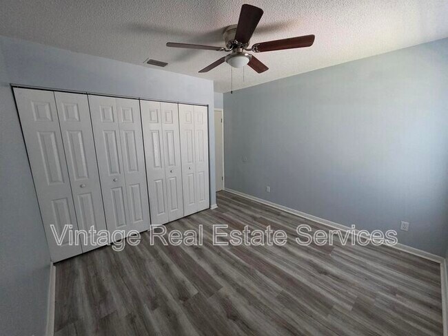 Building Photo - 851 Creekway Ct