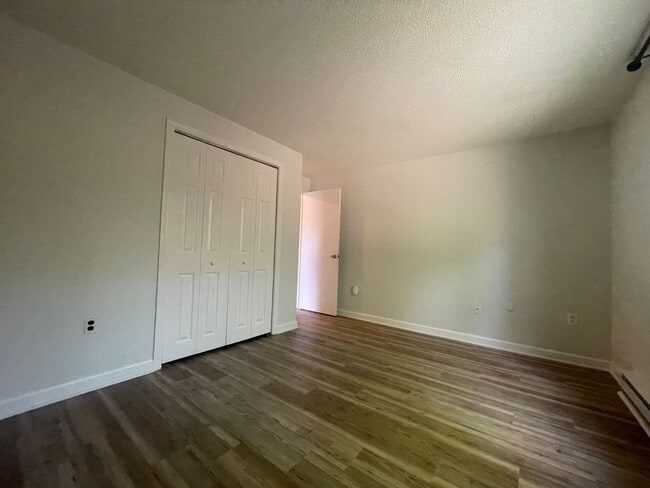 Building Photo - Recently updated 2 bedroom condo in charming Amesbury, MA