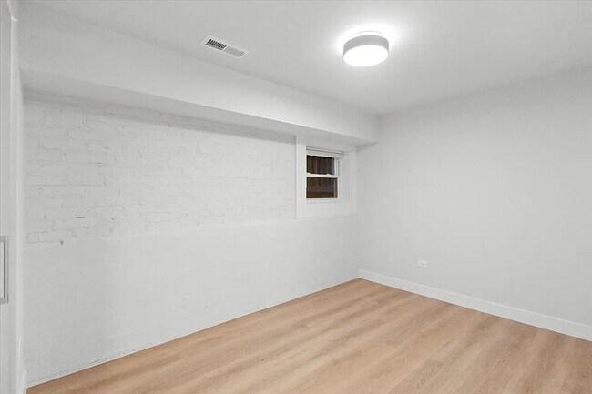 Building Photo - 927 N Mozart St