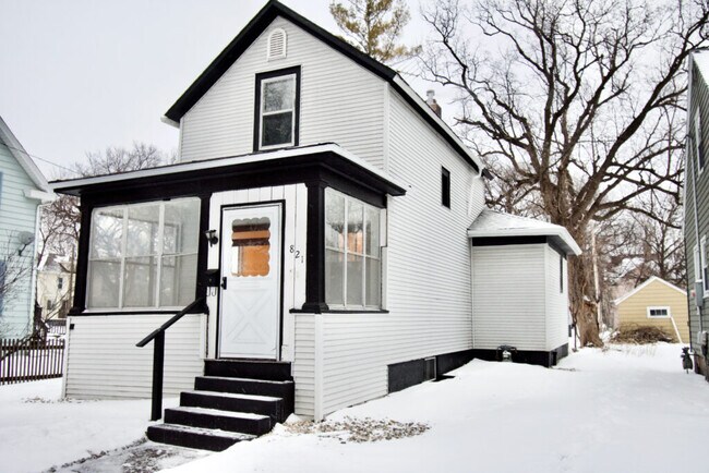 Building Photo - 821 8th St N