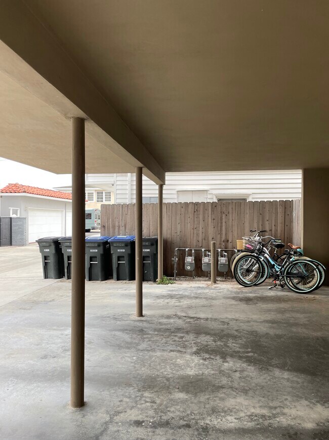 Building Photo - 1108 W Balboa Blvd