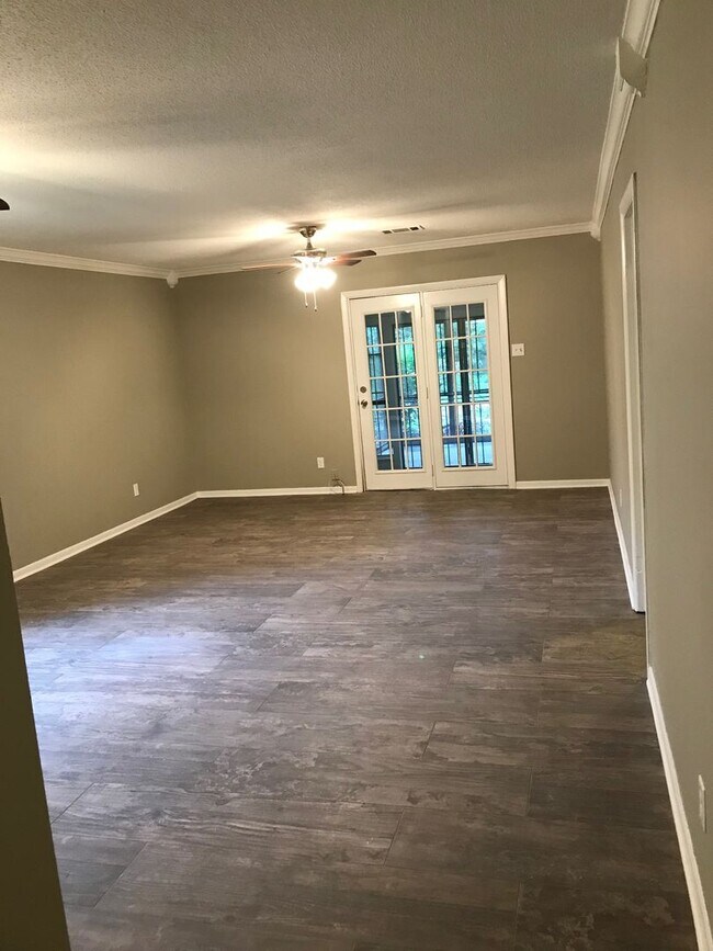 Building Photo - 3 Laramie Cove