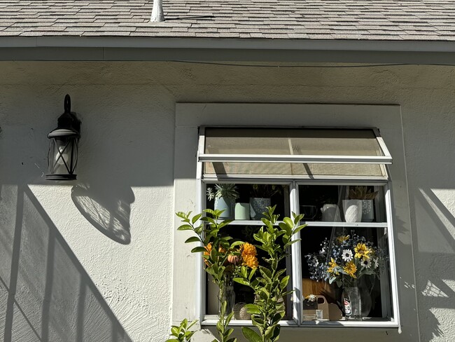 kitchen garden window - 4950 Chimineas Ave