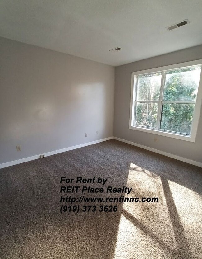 Building Photo - 3 Bed 2 Bath w/ Master Bed downstairs near Crossroads Plaza, REI