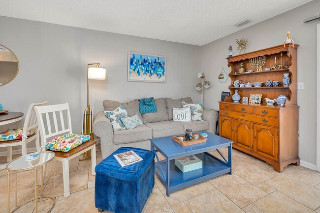 Building Photo - 132 S Island Square Dr