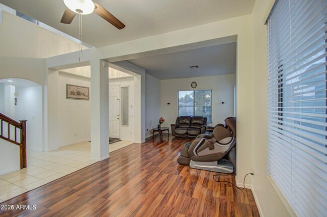 Building Photo - 218 E Sunburst Ln