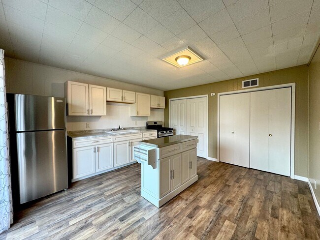 Building Photo - DEPOSIT MOVES YOU IN! Pay No Rent Until Oc...