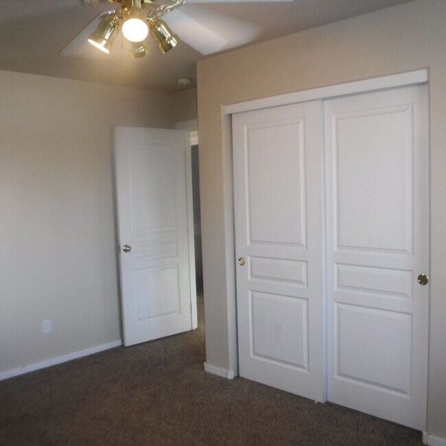 Building Photo - 3 Bed/2.5 Bath Townhome Style Unit in SW Bend - Attached Garage