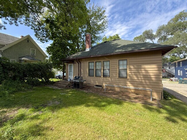 Building Photo - 1325 St James Ct