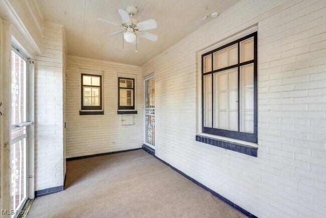 Building Photo - 630 Mineola Ave
