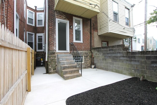 Building Photo - 103 E Coulter St