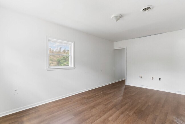 Building Photo - 422 Longwood Ave