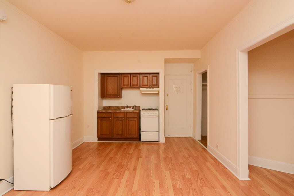 Building Photo - 3335 W Diversey Ave
