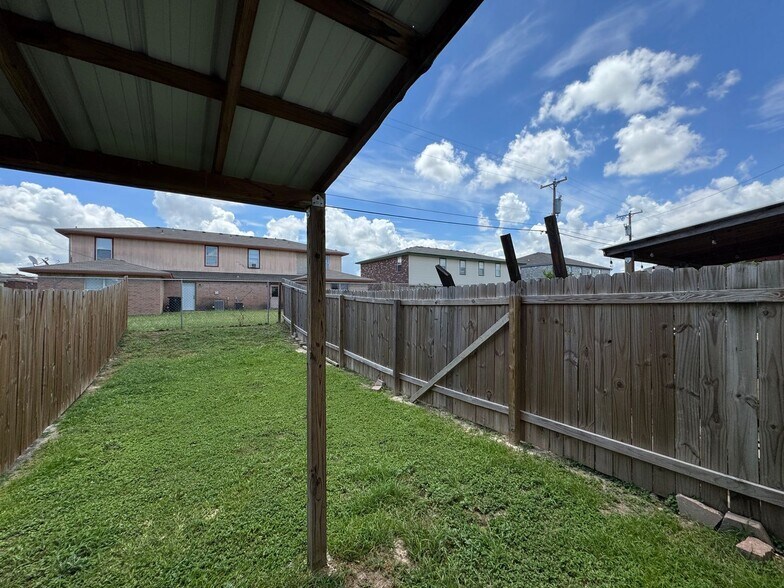 Building Photo - 2804 Leroy Cir