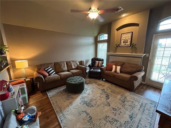 Building Photo - 2824 Silver Oak Dr