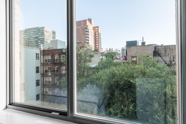 Building Photo - 45 E 33rd St