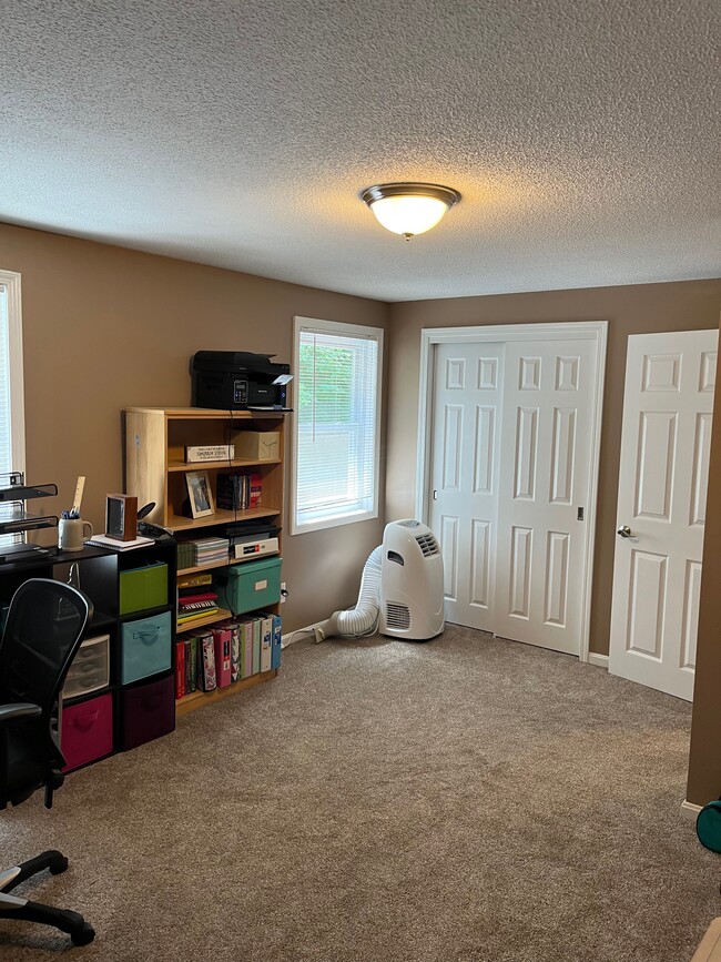 Building Photo - 1035 S Mammoth Rd