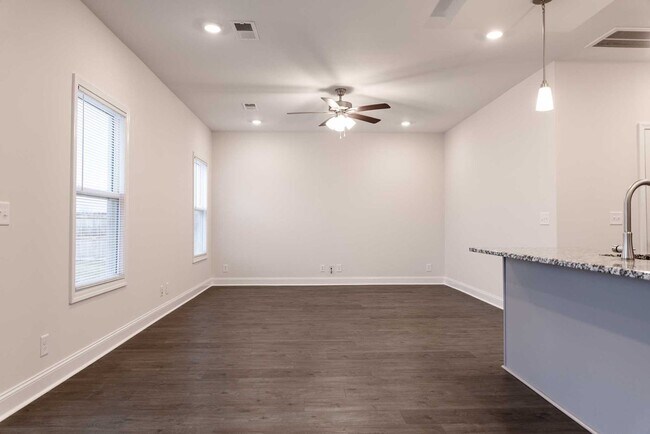 Building Photo - Charming Home With Eat In Kitchen, Granite Countertops, and Glass Door Tiled Shower