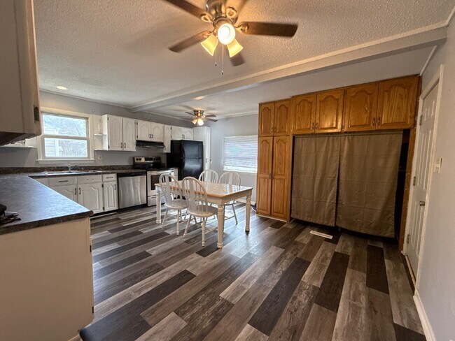 Building Photo - "Cozy 3-Bed, 2-Bath Gem on Cypress Avenue with 1375 Sq Ft of Space in Huntsville!"