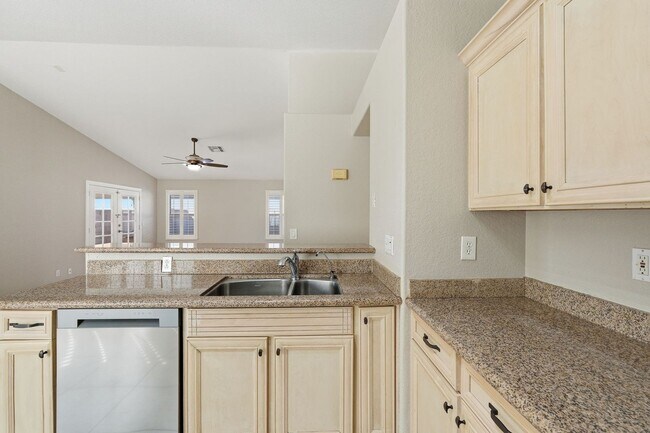 Building Photo - Three bedrooms PLUS Den! Ready to Move In