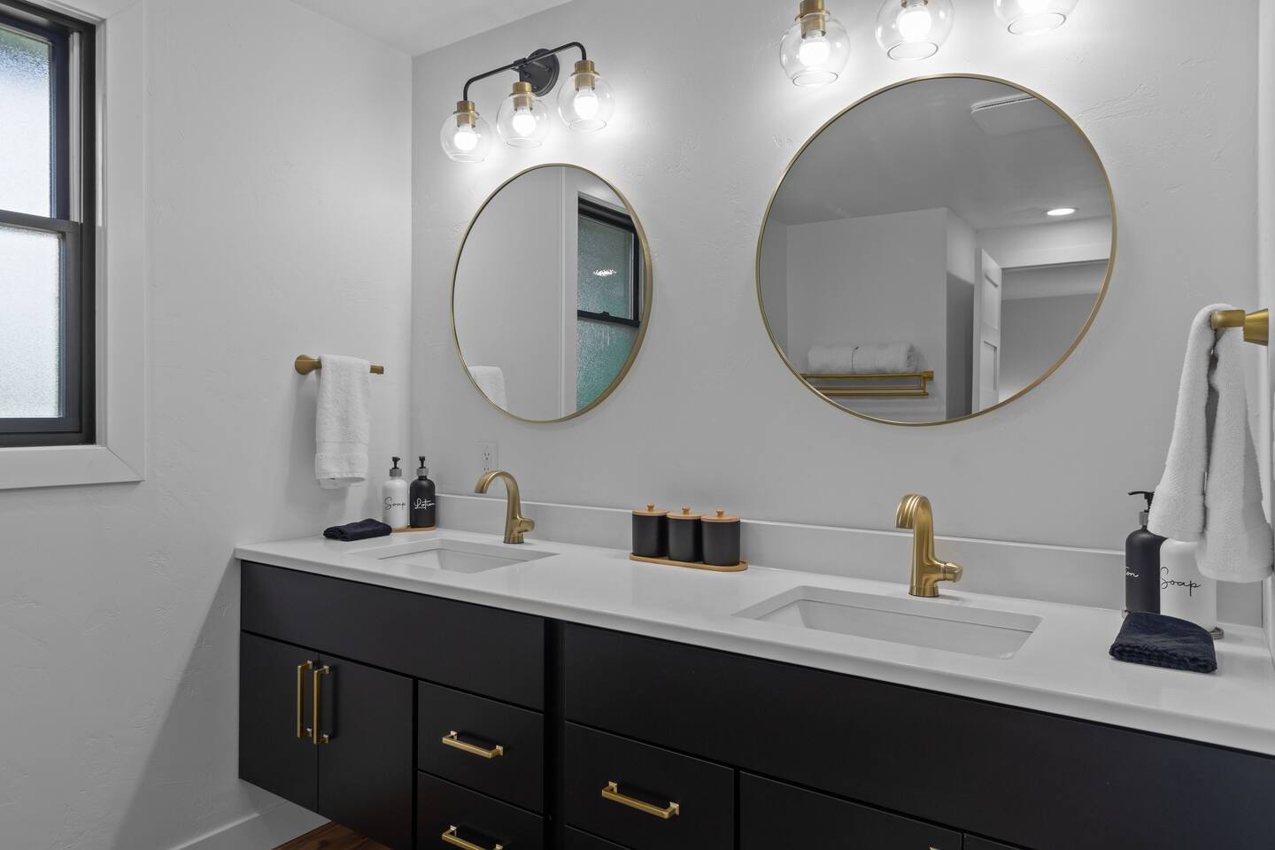 Building Photo - 1095 April Ln