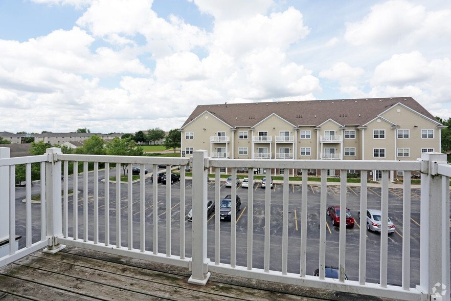 1BR, 1BA - 730 SF - Balcony - Fountain View Apartments