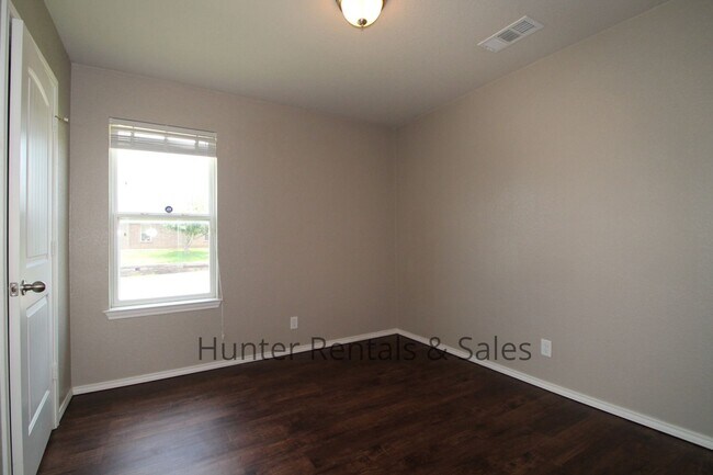 Building Photo - Fabulous Five Bedrooms!