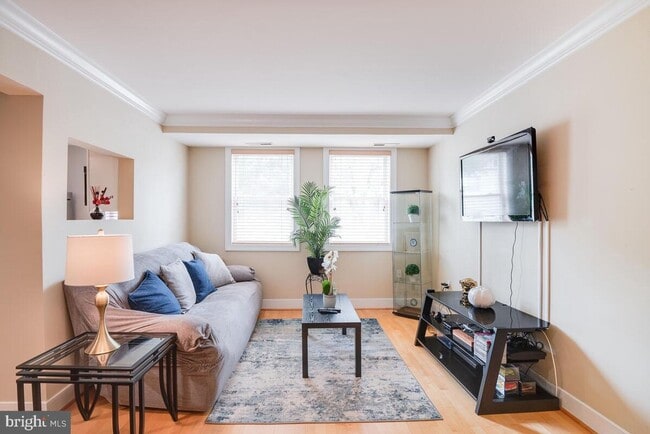 Building Photo - Amazing 2 bedroom/ 1 Bathroom unit with plenty natural light