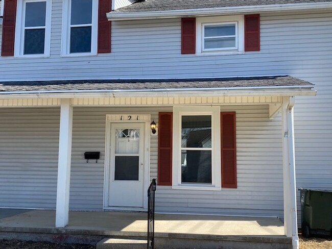 Primary Photo - 3 Bedroom 1.5 Bathroom Unit Available in U...