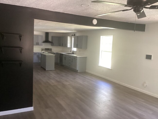 Building Photo - Newly updated home in North Gadsden