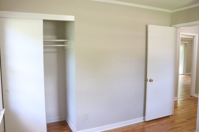 Building Photo - 3-Bedroom thats move-in ready and just wai...