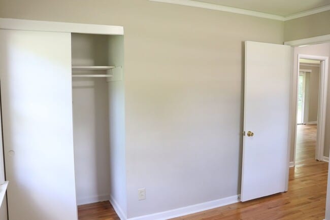 Building Photo - 3-Bedroom thats move-in ready and just waiting for you.