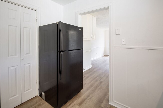Building Photo - IMMEDIATE MOVE IN!  Cute 2 Bedroom Home wi...