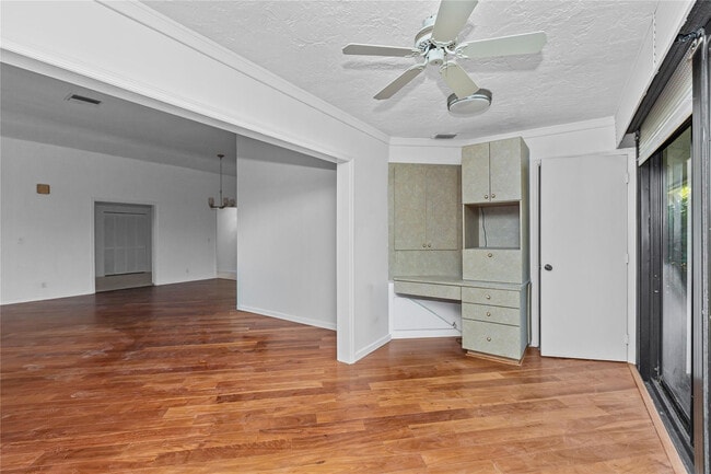 Building Photo - 5051 Pine Dr