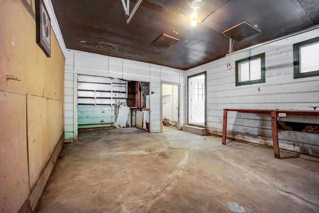 Building Photo - FREE MONTH RENT! Freshly Updated 3 Bedroom House