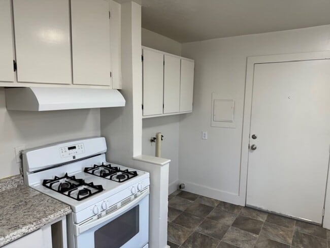 Building Photo - COZY CLASSIC HOME WITH FRESH UPDATES AND BUILT-INS