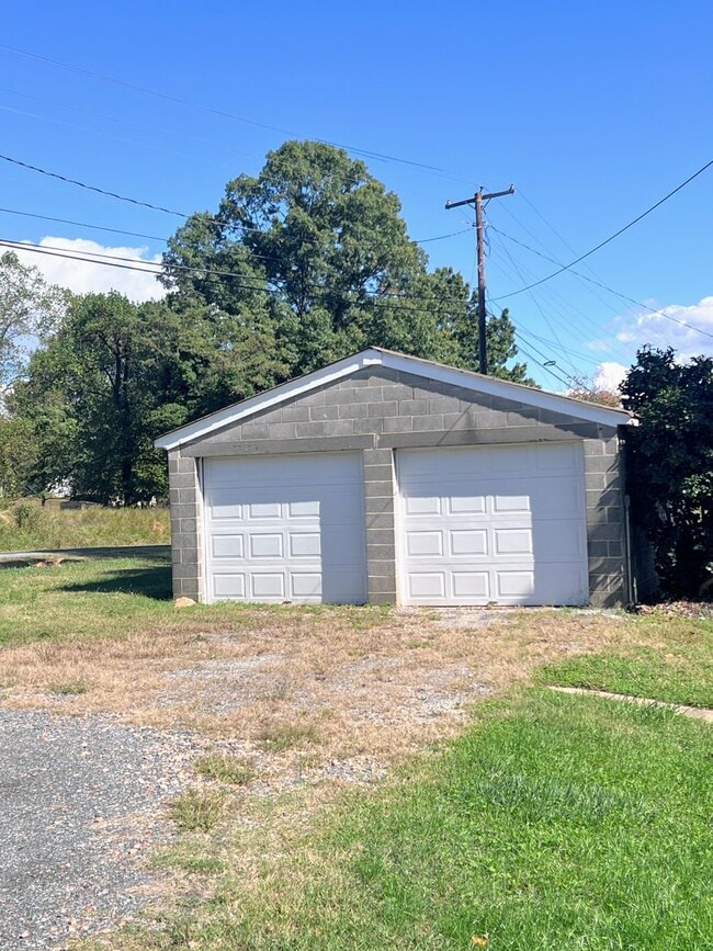 Building Photo - 3 Bed | 2 Bath | 1+ Acre | 2-Car Garage | ...